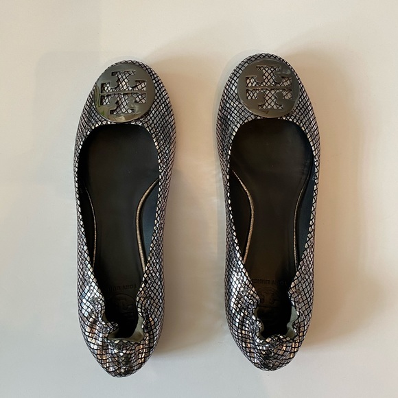 ❗️SOLD❗️Tory Burch silver/black snakeskin sz 8.5 - Picture 4 of 7